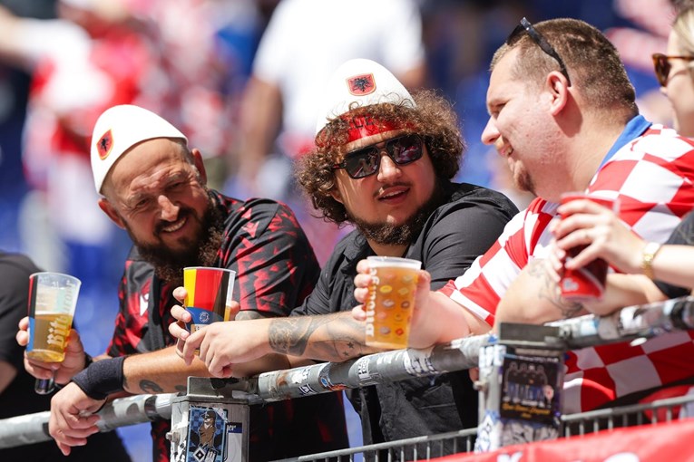 Fotka dana: Hrvatski i albanski navijači druže se na stadionu prije utakmice