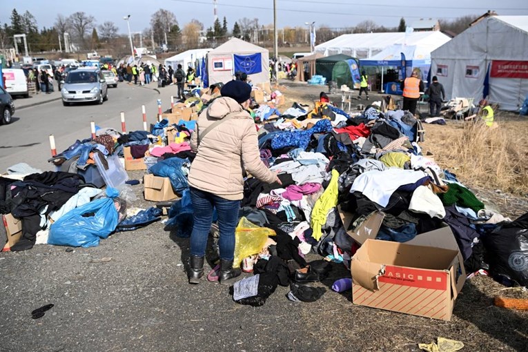 Kolone ukrajinskih obitelji samo s vrećicama prolaze Mediku