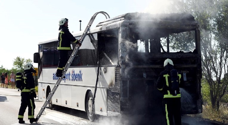 VIDEO Autobus se zapalio kod Šibenika, vozač počeo gasiti požar