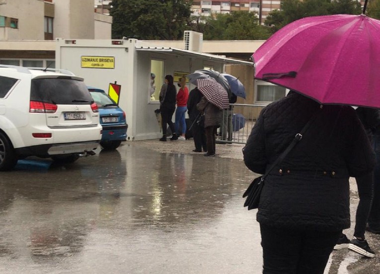 FOTO Splićani po jakoj kiši čekaju na testiranje: "Ovo je Afrika sa strujom"