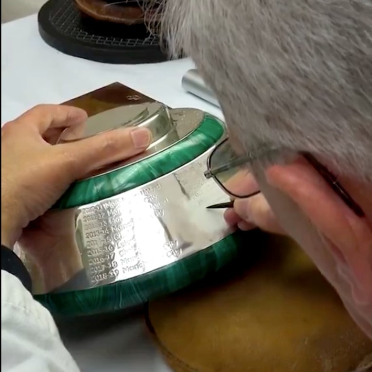 Premier liga objavila video trofeja. Navijače Liverpoola zbunio ugravirani natpis