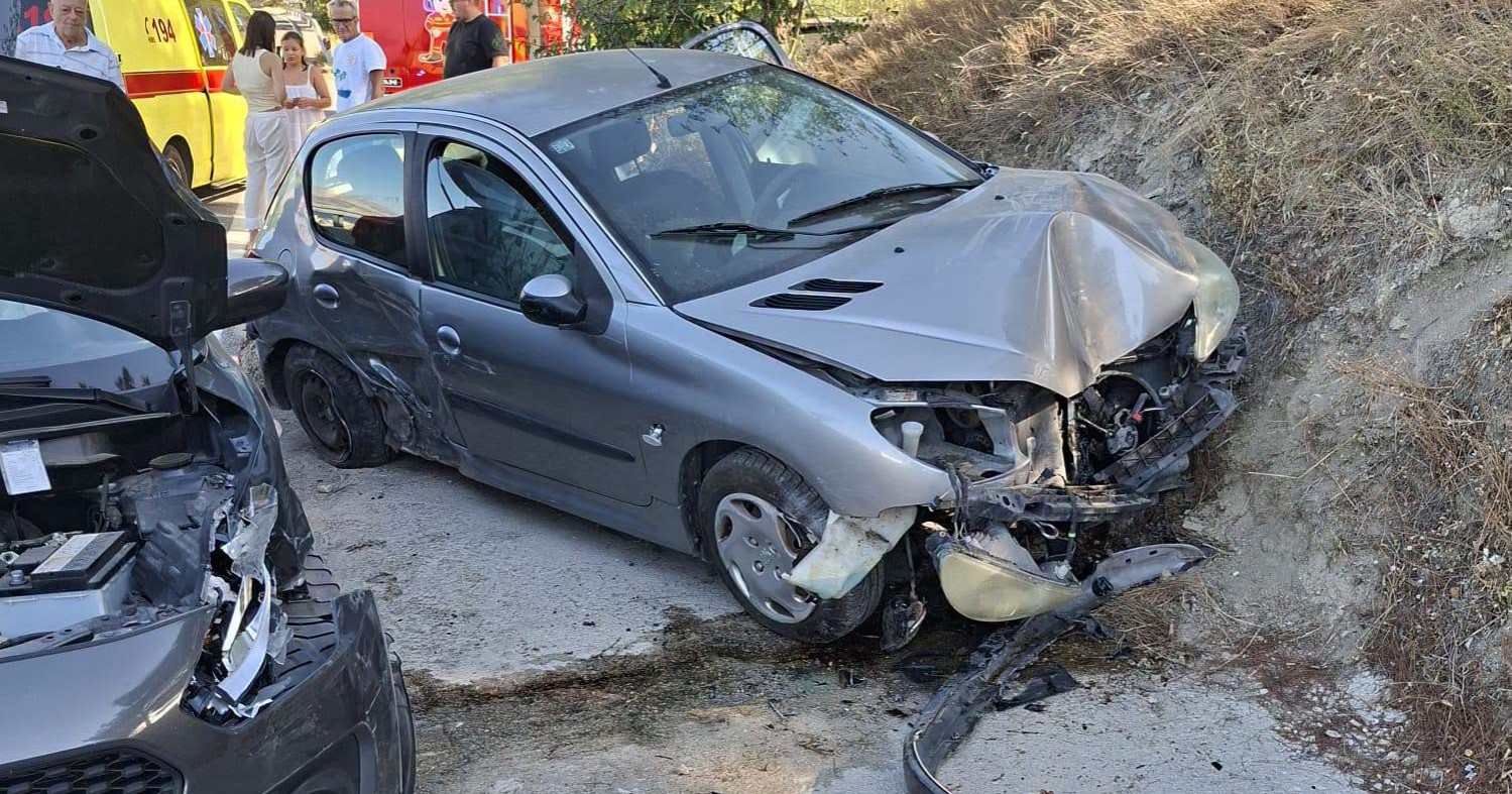 Prometna nesreća u Brelima, vatrogasci izvlačili osobu iz vozila
