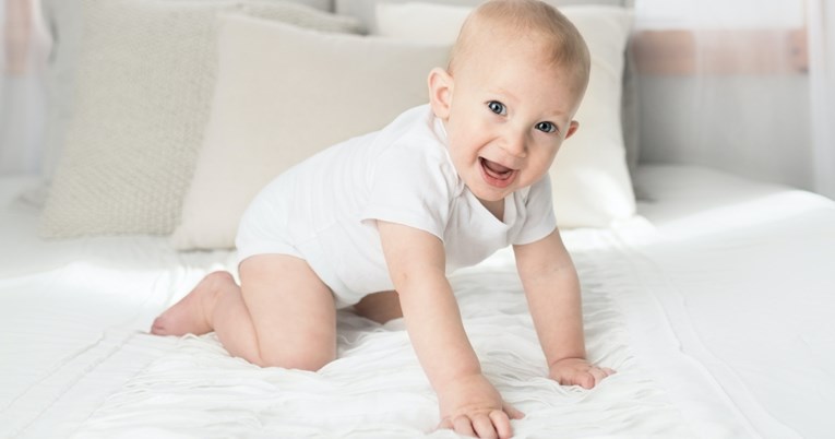 Što napraviti kada beba padne s kreveta? Evo što savjetuju pedijatri