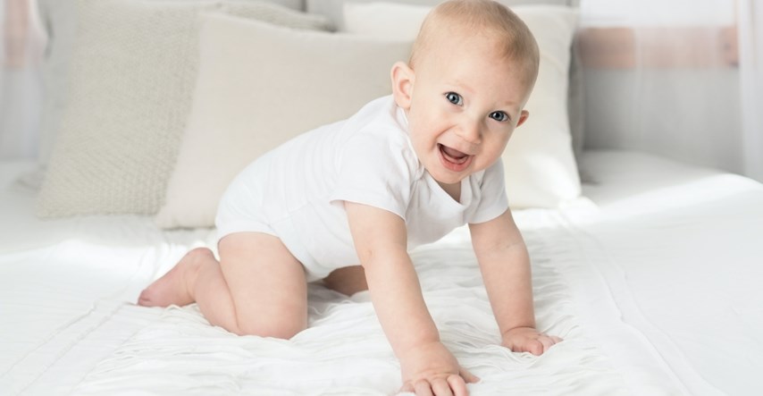 Što napraviti kada beba padne s kreveta? Evo što savjetuju pedijatri