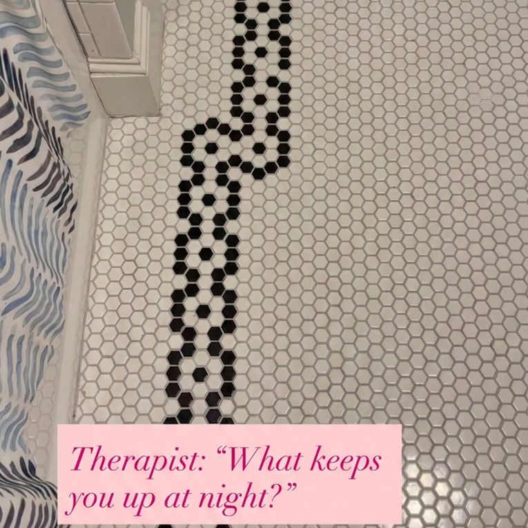 Platila majstoru da joj poploča pod u kupaonici, a onda je ugledala grešku