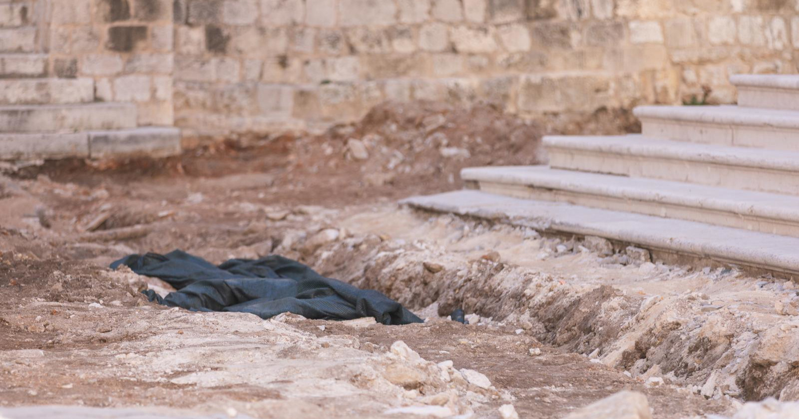 Tijekom obnove pločnika ispred dubrovačke katedrale pronađen pokrov sarkofaga