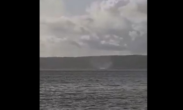 Pijavice se pojavile nad Kaštelanskim zaljevom, pogledajte snimku