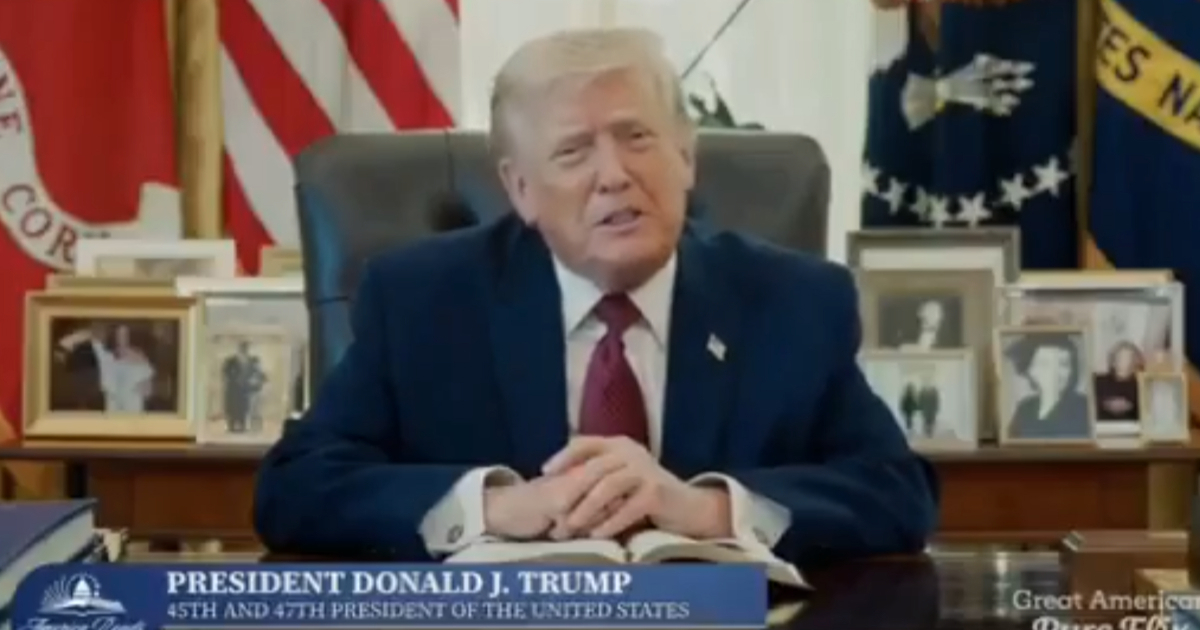 Trump se prikazao kao Isus pa se posvađao s papom. Sad je objavio kako čita Bibliju