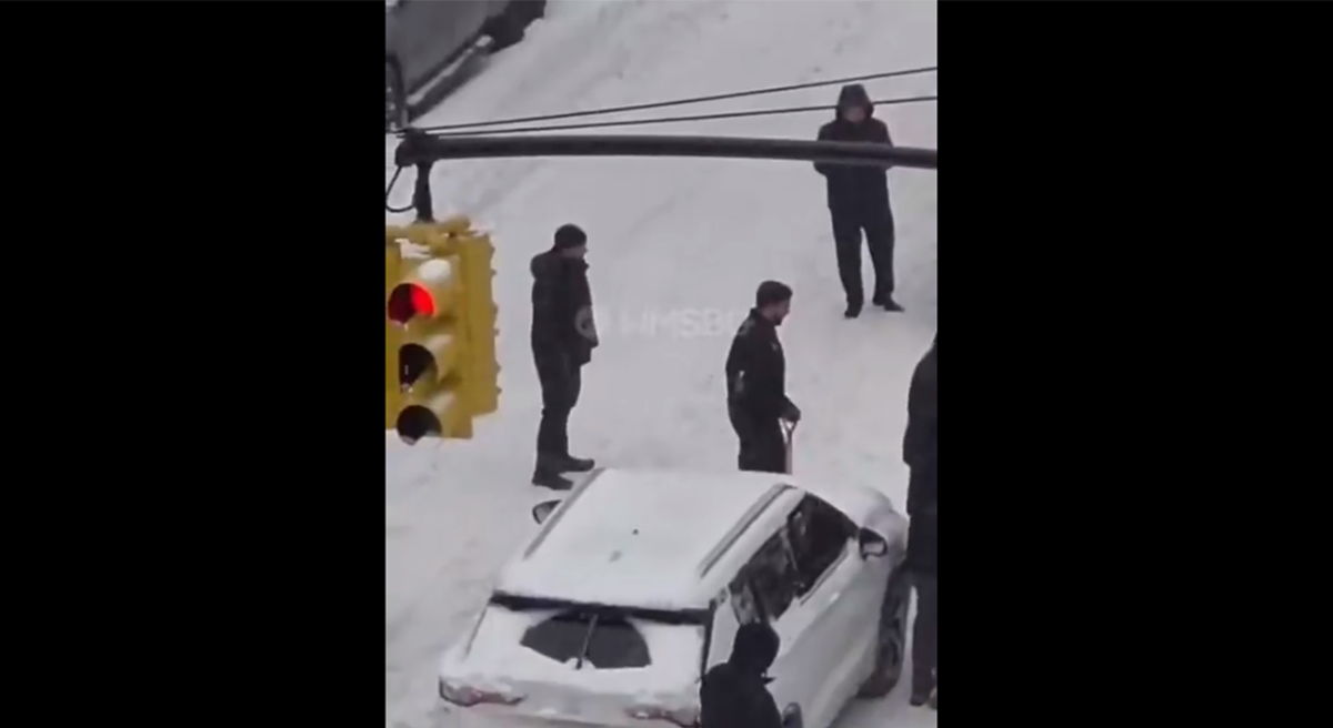 VIDEO Njujorški gradonačelnik s lopatom u ruci pomaže vozaču izvući auto iz snijega