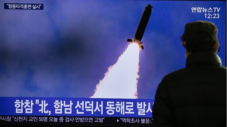 Sjeverna Koreja ispalila tri projektila