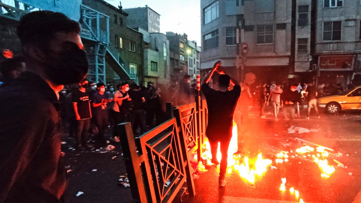 VIDEO Kaos u Iranu zbog smrti djevojke, u prosvjedima ubijeno više od 30 ljudi