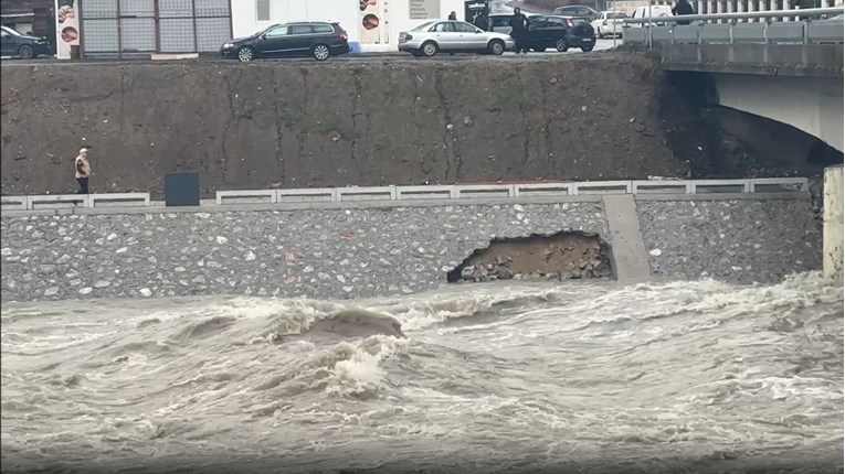 Poplave u Crnoj Gori. Voda prijeti kućama, zatvorene brojne ceste