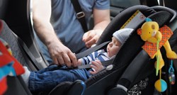 Ljudi su oduševljeni skrivenom opcijom koja olakšava stavljanje djece u autosjedalicu