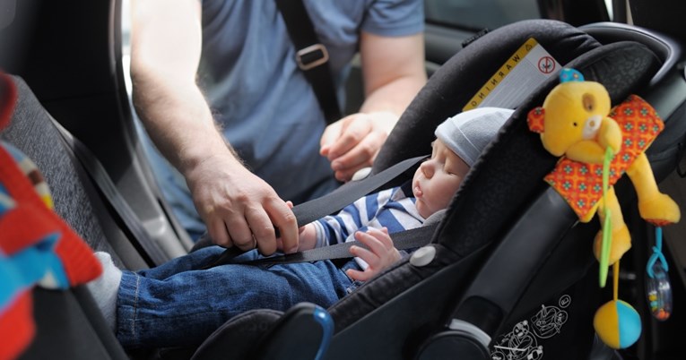 Ljudi su oduševljeni skrivenom opcijom koja olakšava stavljanje djece u autosjedalicu