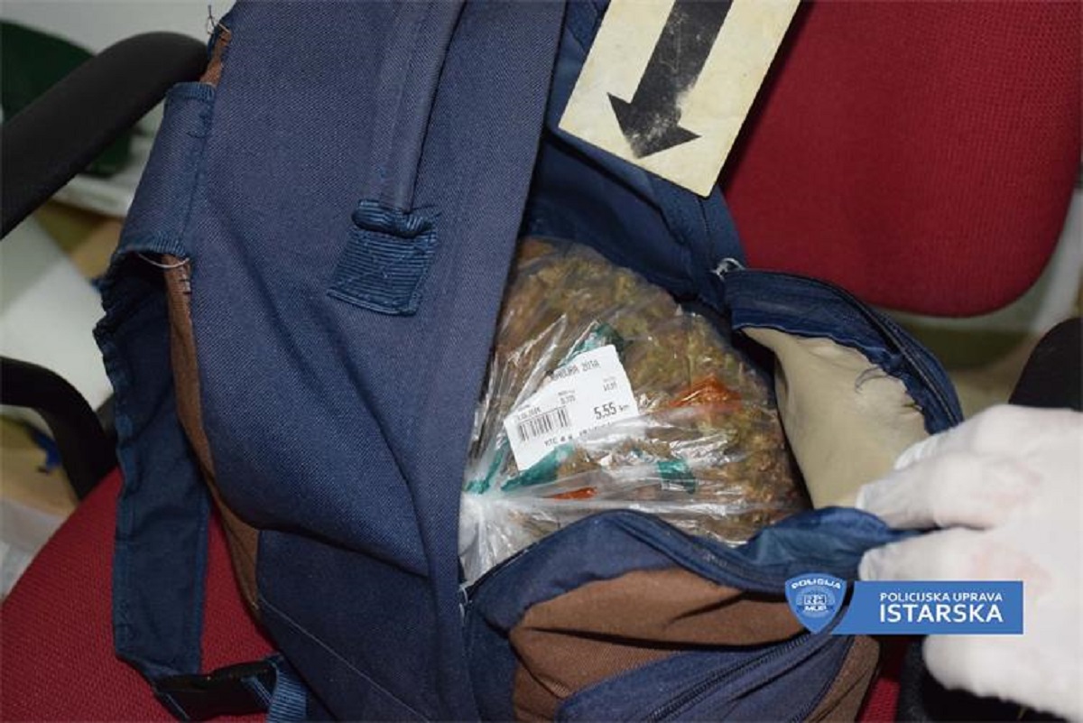 Trojica mladića u Poreču osumnjičena za proizvodnju i dilanje droga