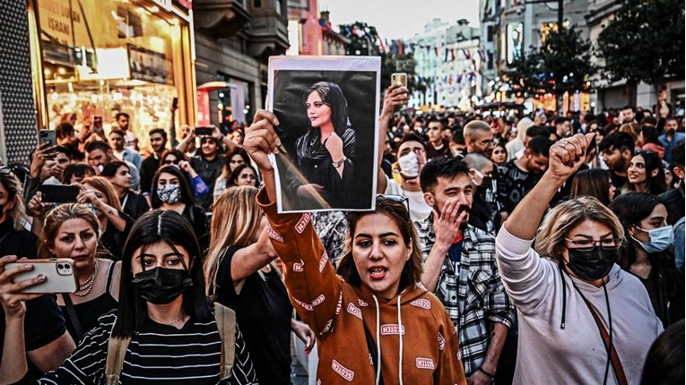 Veliki prosvjedi u Iranu zbog smrti mlade žene u pritvoru. Ubijena tri prosvjednika