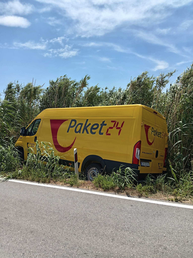 Kombi Hrvatske pošte sletio s ceste u Novalji