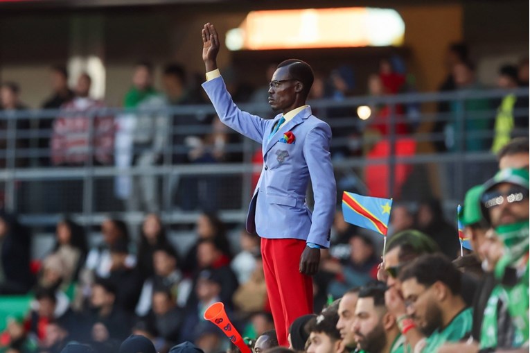 Navijač Konga stajao je kao kip 119 minuta. Na kraju se rasplakao