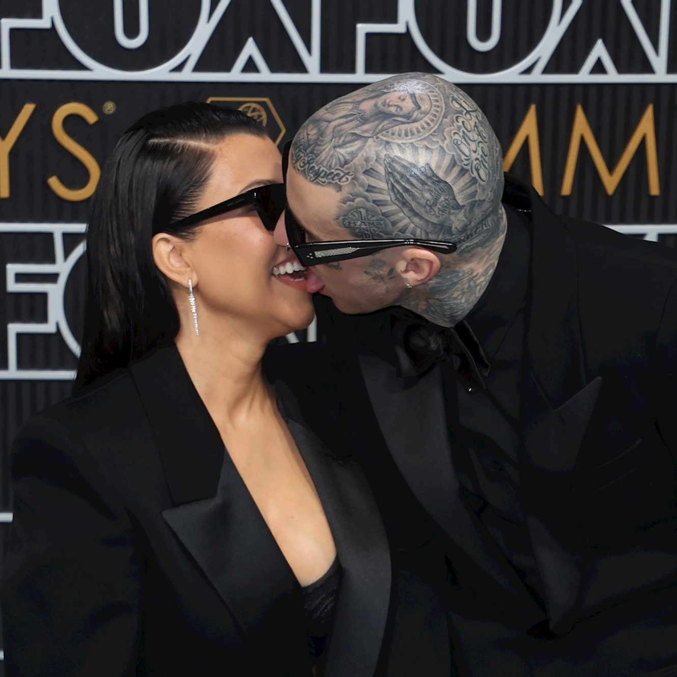 Kourtney Kardashian, Travis Barker i njihovi jezici na dodjeli Emmyja