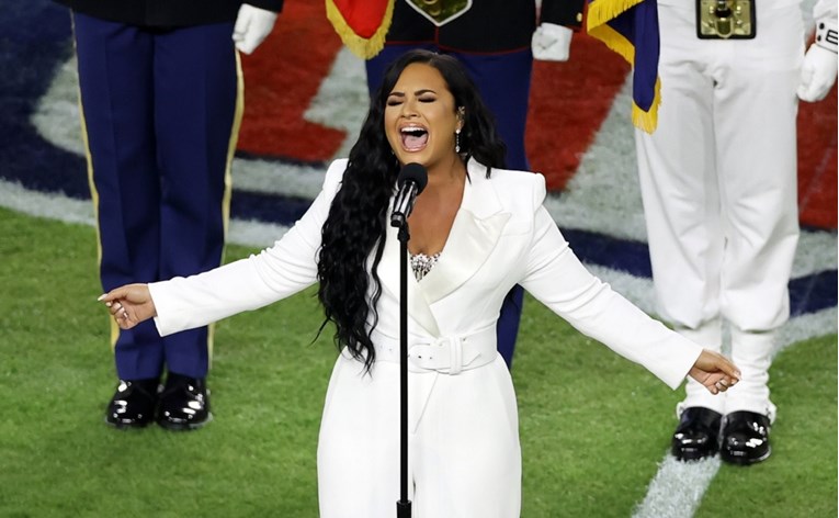 Demi Lovato izvela himnu na Super Bowlu, svi pričaju o njezinom tvitu iz 2010.