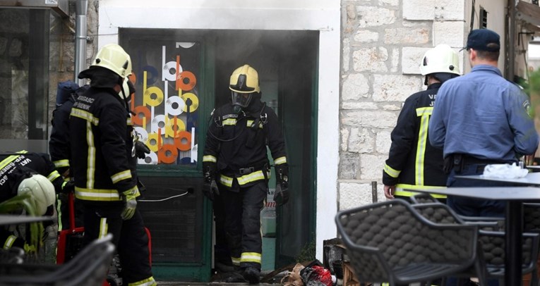 FOTO Buknuo požar u kafiću na šibenskoj rivi, gasilo ga deset vatrogasaca