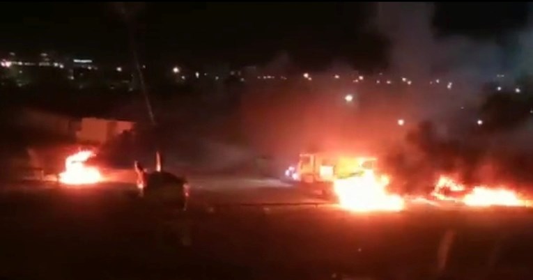 VIDEO Navijači nakon poraza zapalili automobile igračima