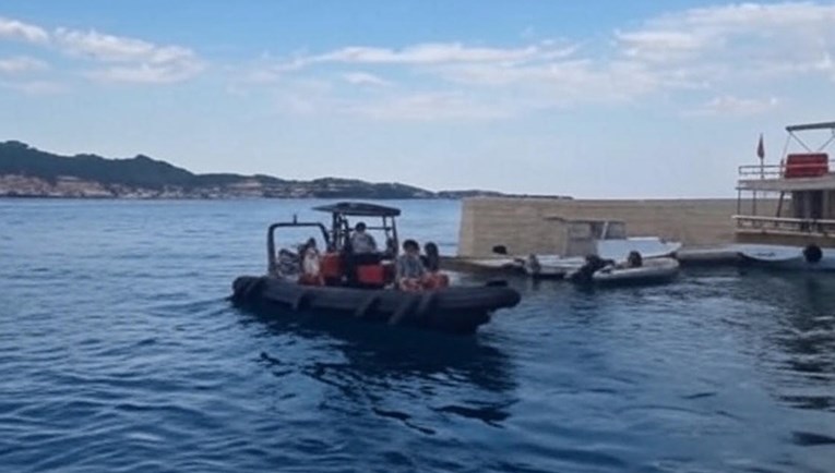 Stanovnici otočića kod Ugljana otjerali turiste. Kažu da ostavljaju nered i fekalije