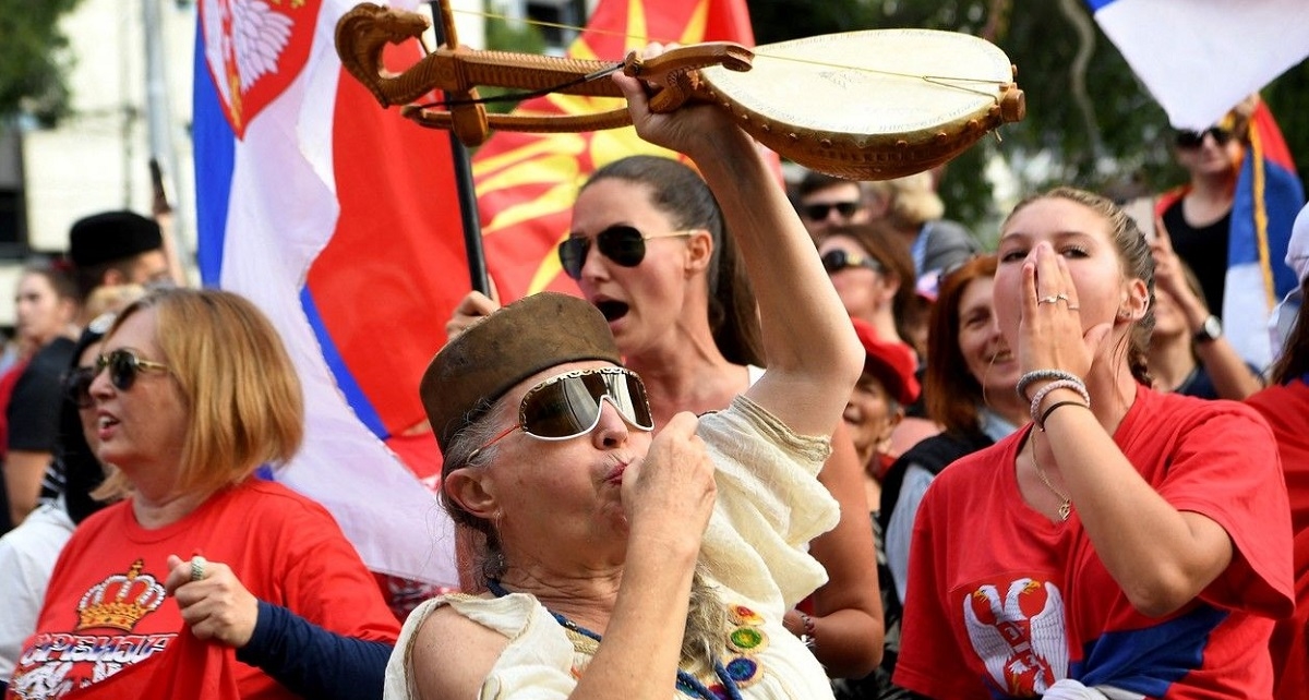 Urnebes pred Đokovićevim azilom. Poseban delirij izazvala gospođa s guslama