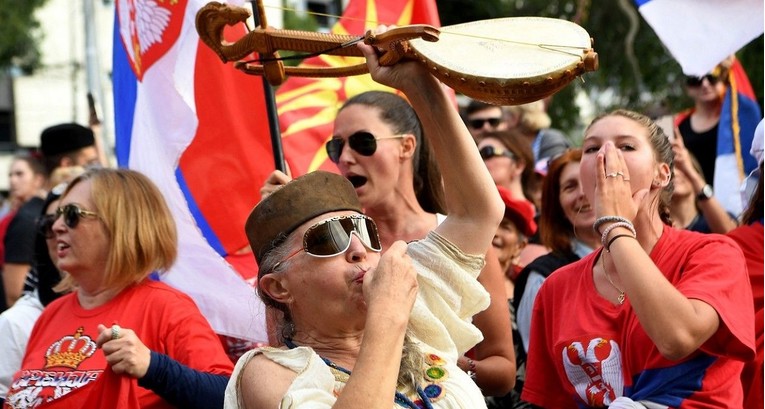 Urnebes pred Đokovićevim azilom. Poseban delirij izazvala gospođa s guslama