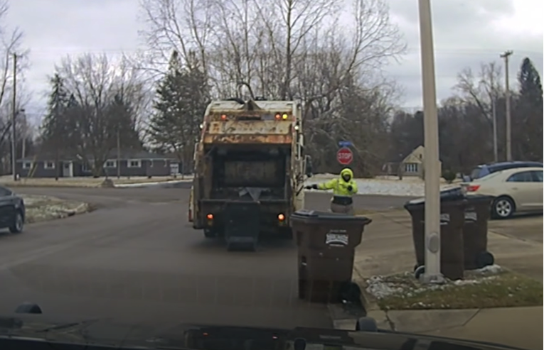 VIDEO Bježao policiji pa se sakrio u kanti za smeće u SAD-u. Nije daleko stigao