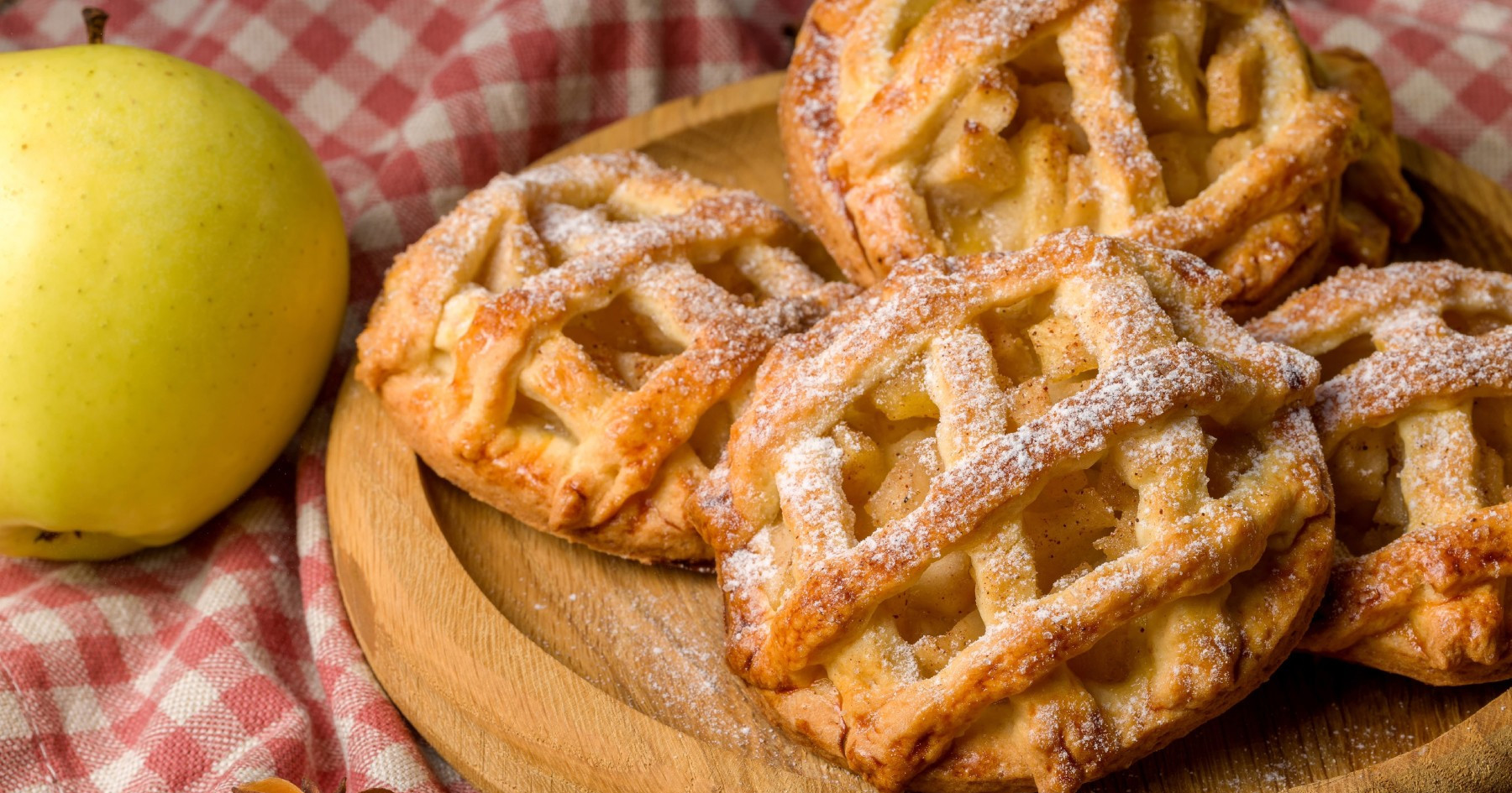 Umjesto jedne velike, napravite 12 malih pitica od jabuke. Recept je jednostavan