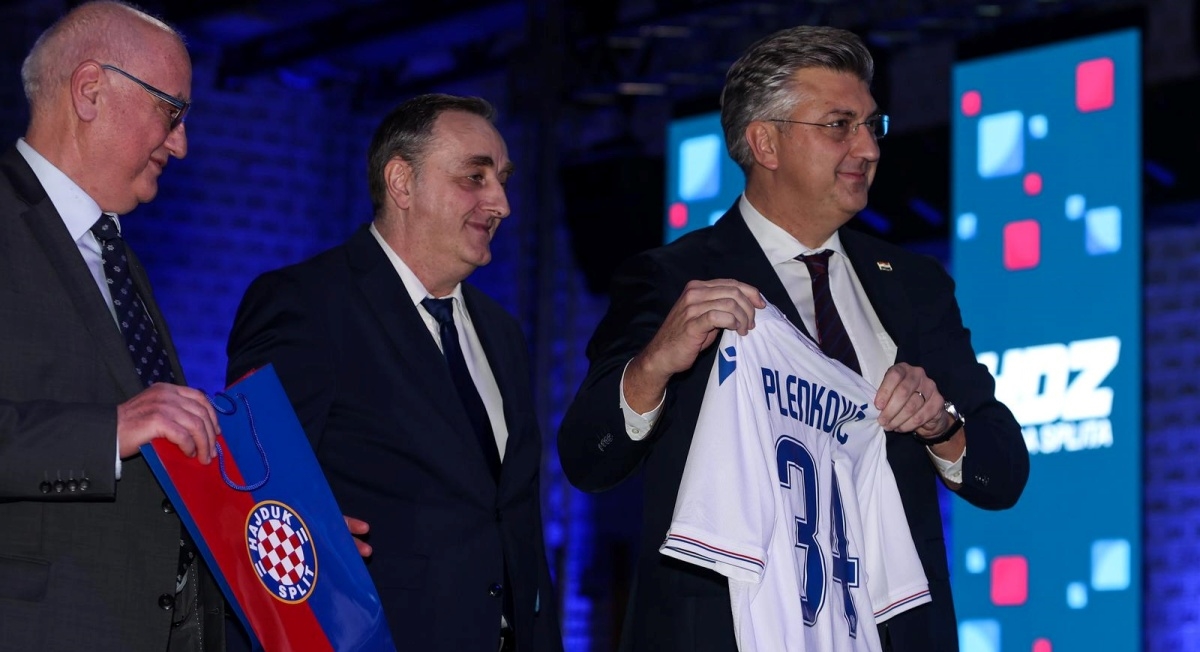 Plenković u Splitu dobio dres Hajduka sa svojim prezimenom