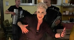 Indira Levak proslavila 50. rođendan, u restoranu uzela harmoniku pa zasvirala