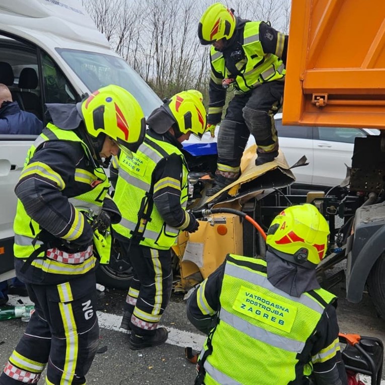 Sudar tri kamiona na A3 kod Zagreba, vatrogasci spasili jednu osobu