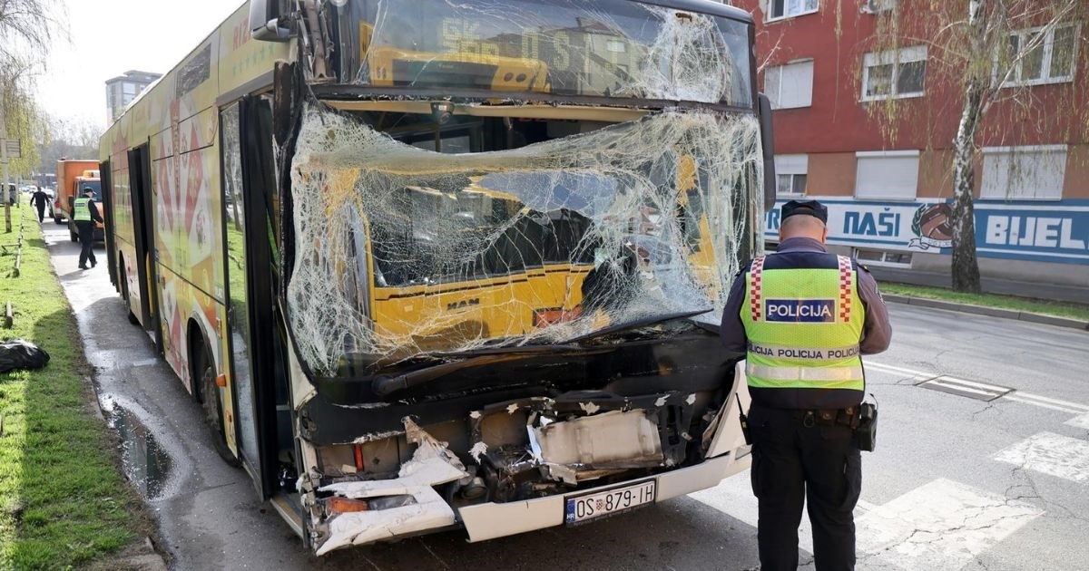 Jedna osoba teško ozlijeđena u sudaru autobusa u Osijeku