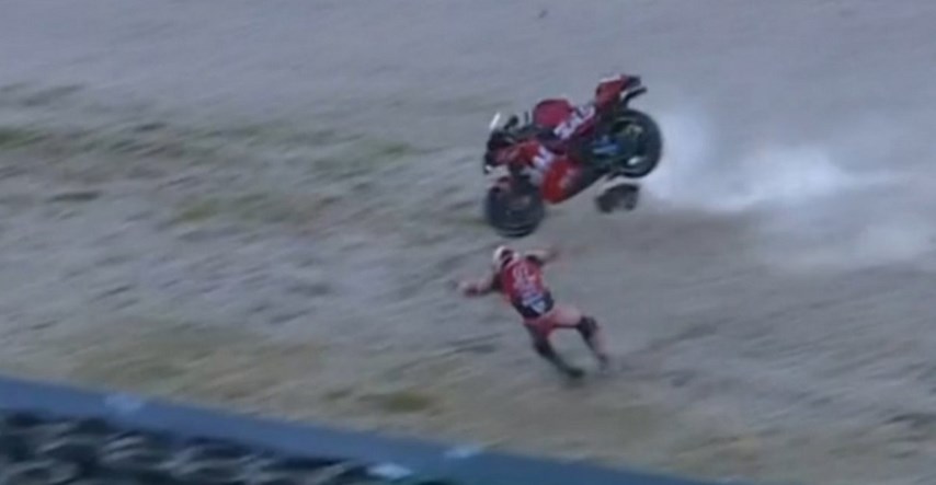 VIDEO Stravična nesreća na treningu MotoGP klase. Motocikl prignječio vozača uza zid