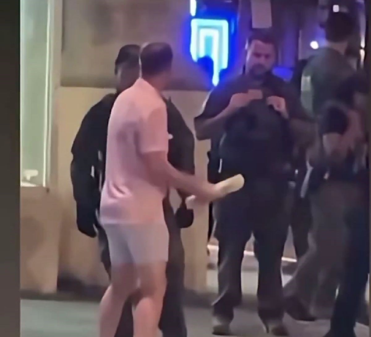 VIDEO Bacio sendvič na policajca u Washingtonu: "Fašisti, ne želim vas ovdje"