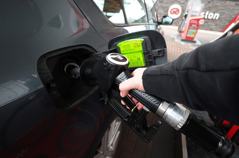 Cijene goriva u Skandinaviji eksplodirale. Ministri građanima: Maknite nogu s gasa