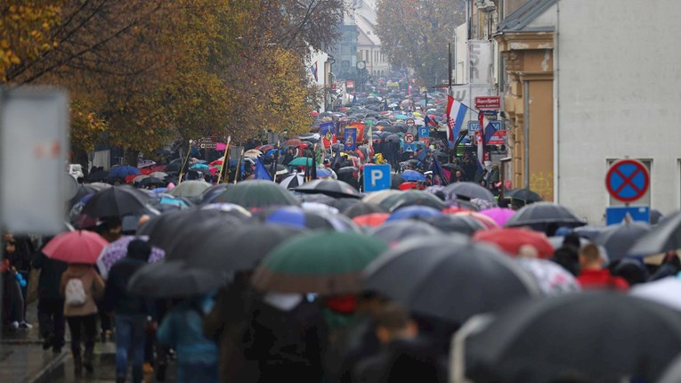 U Vukovaru se unatoč jakoj kiši okupile tisuće ljudi