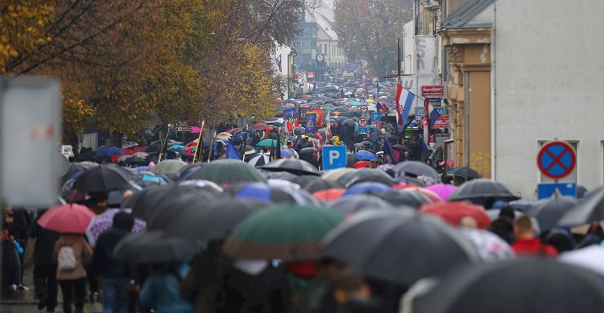 U Vukovaru se unatoč jakoj kiši okupile tisuće ljudi