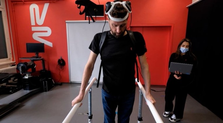 Čovjek s paralizom prohodao nakon 10 godina. Ugradili mu implantat u mozak i kičmu