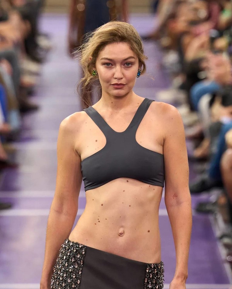 Gigi Hadid prošetala pistom, ljudi je ne štede: "Hoda kao nogometaš"