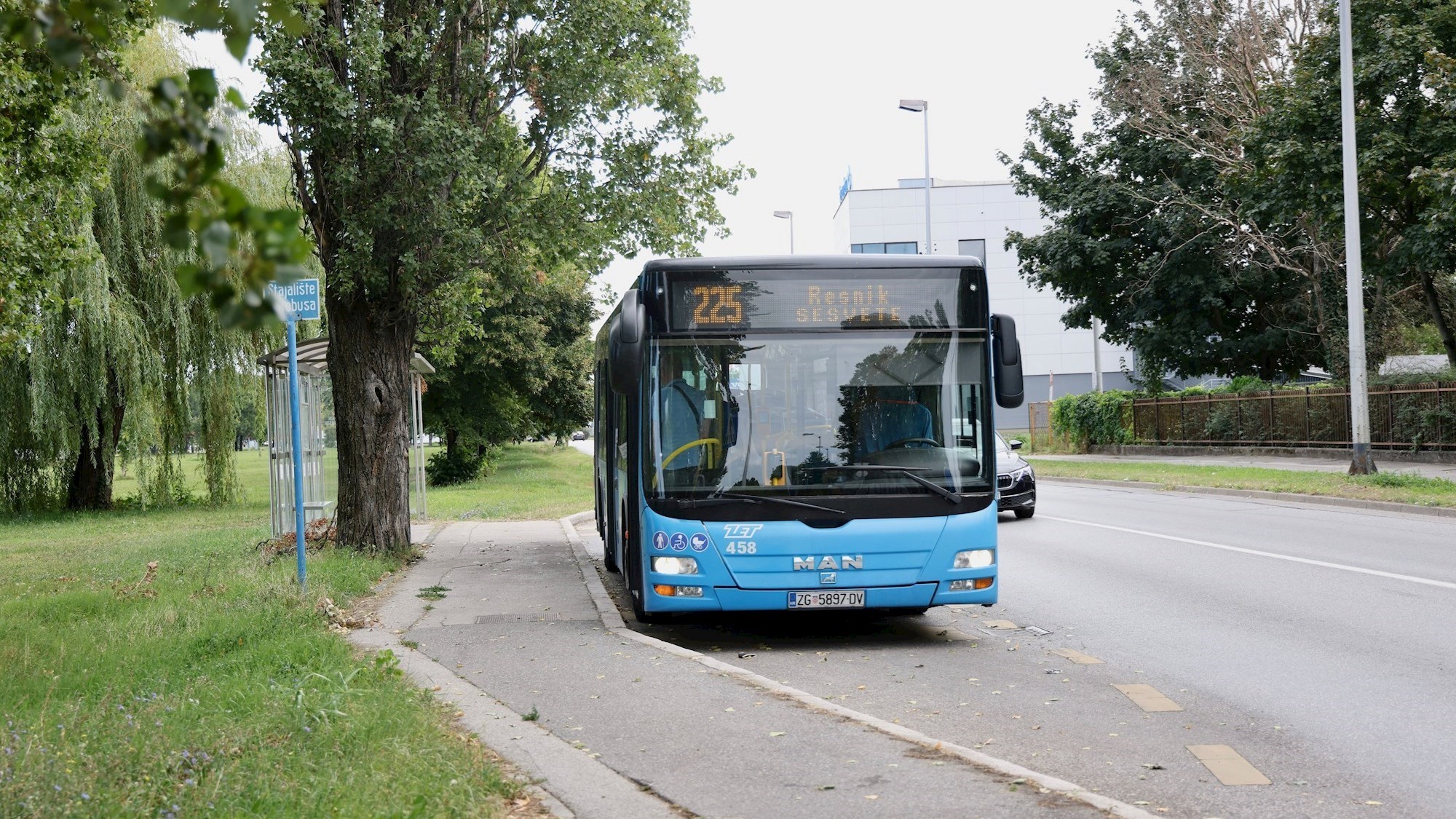 Ozlijeđen vozač ZET-a. Policija: Nitko ga nije napao nožem