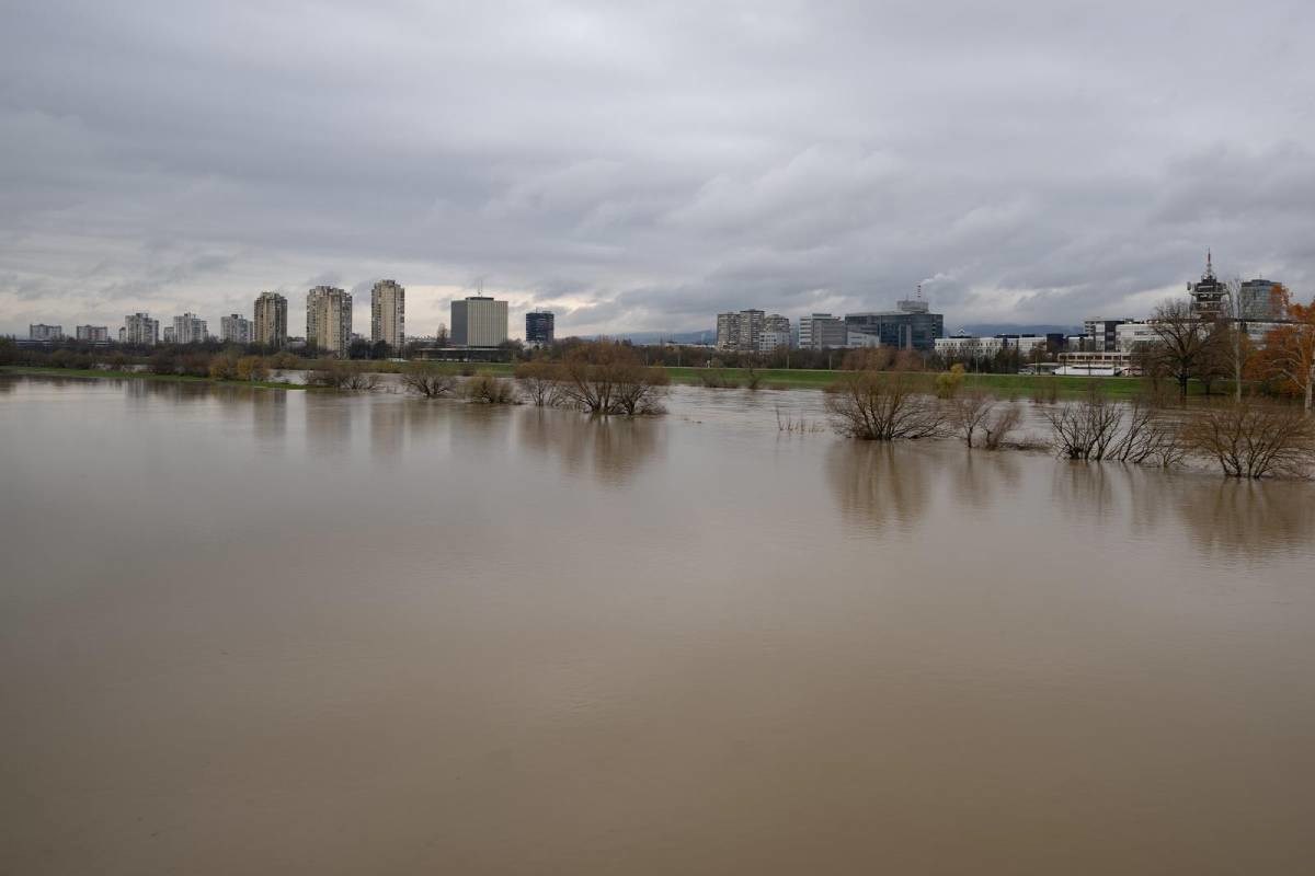 FOTO Sava se u Zagrebu izlila iz korita