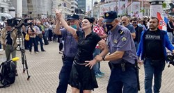 Žena se na "Festivalu slobode" bacila u Manduševac, policija ju odvela u Hitnu