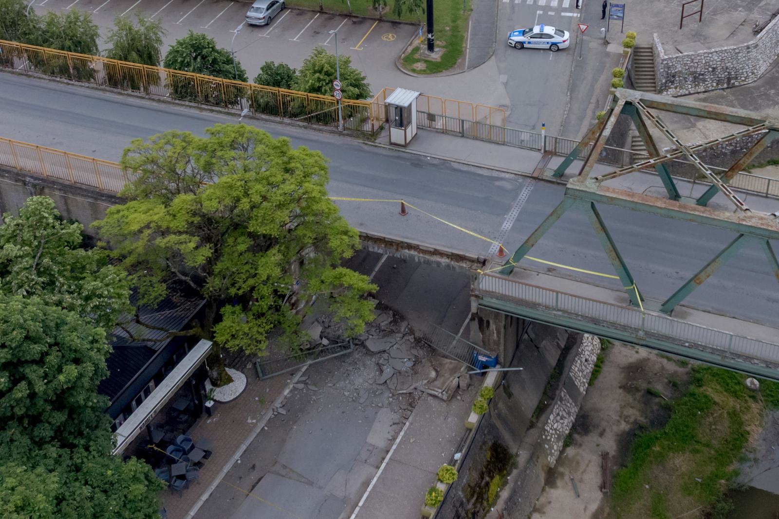 FOTO Pogledajte slike iz zraka, urušio se dio mosta kod graničnog prijelaza Gradiška