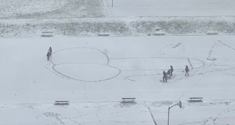 Na igralištu u Zagrebu osvanuo 18+ crtež: "Djeca više ne rade anđele u snijegu"