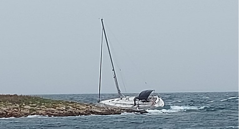 VIDEO Turisti isplovili po lošem vremenu pa nasukali brodicu na otočić kod Zadra