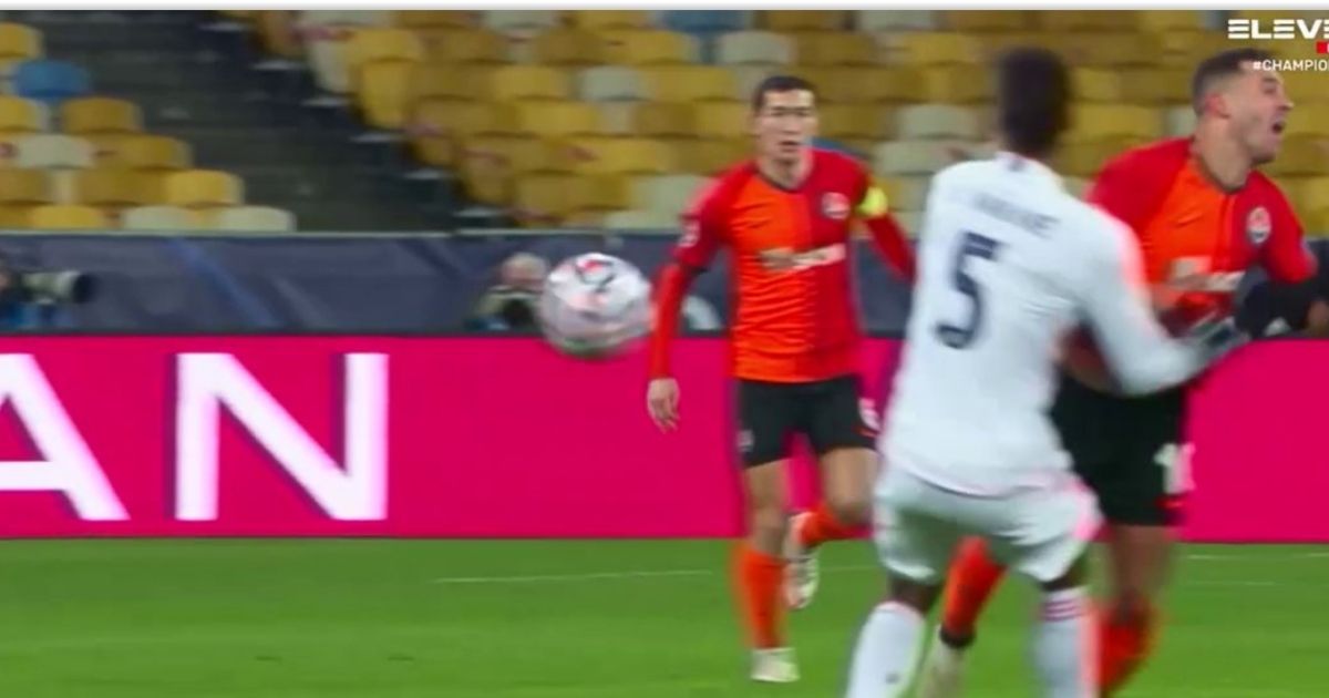 Varane zbog suigračeve pogreške ozlijedio napadača Šahtara pa mu se ispričao