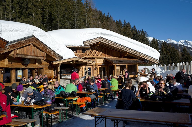 Nova tužba za širenje korone u austrijskom skijalištu, financiraju je dva biznismena